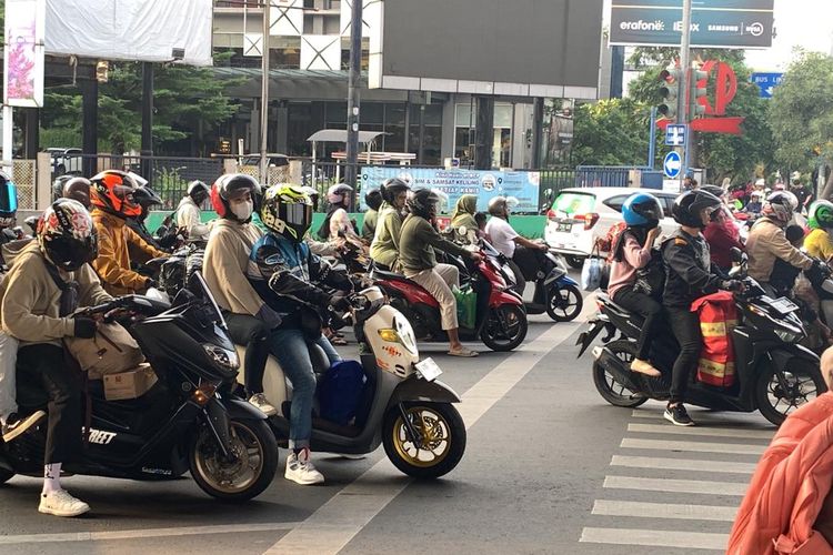 Jalan Ahmad Yani, Kota Bekasi, masih diramaikan para pemudik motor yang hendak pulang ke kampung halaman mereka H-2 Lebaran, Senin (8/4/2023).