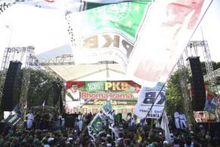 Calon presiden dari Partai Kebangkitan bangsa (PKB) Rhoma Irama mendedangkan lagu dangdut dalam kampanye terbuka di Lapangan Pulomas, Jakarta Timur, Senin (24/3/2014) 