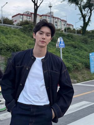 Lee Chae Min tampil stylish di luar layar. Intip 8 gaya kasual dan elegan pemeran Bon Appétit, Your Majesty yang bisa jadi inspirasi hangout.