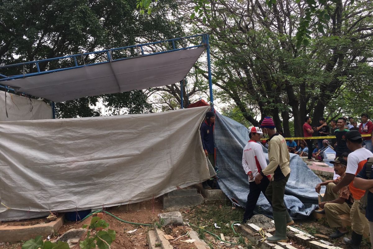 Situasi di Pemakaman MA saat dilakukan otopsi di TPU Kedondong, Kampung Harapan Baru, Desa Cikarang Kota, Kecamatan Cikarang Utara, Kabupaten Bekasi, Rabu (9/8/2017). 