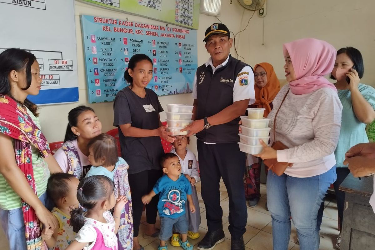 Orangtua dan anak stunting menerima bantuan pemberian makanan tambahan (PMT) PODs (Power of 2.000-stunting) di Pos RW 01 Kelurahan Bungur, Senen, Jakarta Pusat, Rabu (22/11/2023). (KOMPAS.com/XENA OLIVIA)