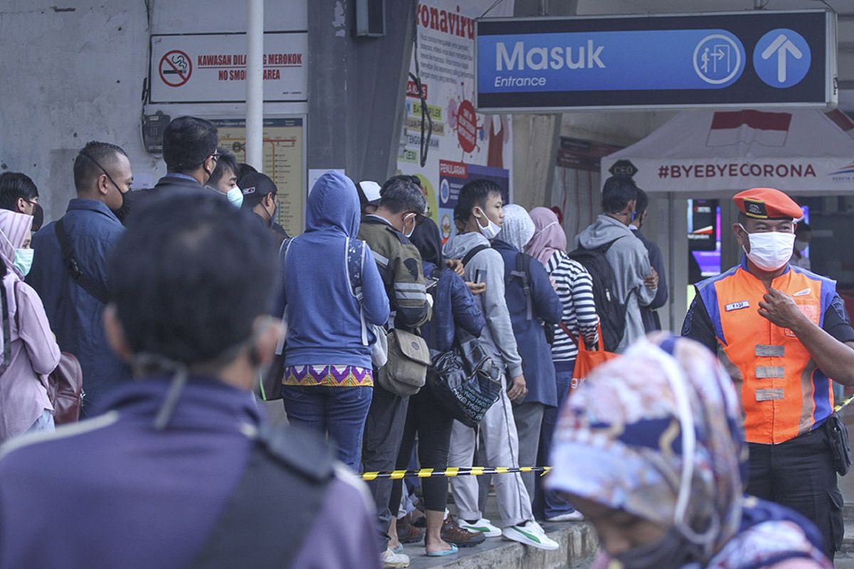 Calon penumpang KRL Commuter Line antre menunggu kedatangan kereta di Stasiun Depok Lama, Depok, Jawa Barat, Selasa (14/4/2020). Antrean tersebut dampak dari kebijakan pembatasan jumlah penumpang di setiap rangkaian kereta dalam rangka percepatan penanganan pandemi COVID-19.