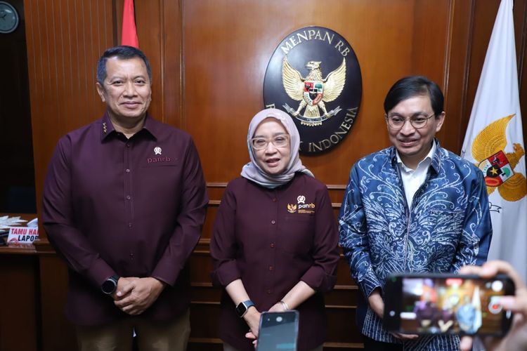 Menteri Pendayagunaan Aparatur Sipil Negara dan Reformasi Birokrasi (Menpan-RB) Rini Widyantini saat menerima Staf Khusus (Stafsus) Presiden Bidang Ekonomi Kreatif Yovie Widianto di Kantor Kementerian Pendayagunaan Aparatur Sipil Negara dan Reformasi Birokrasi (Kemenpan-RB), Jakarta, Rabu (4/12/2024).