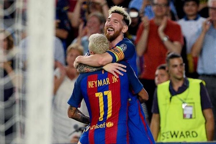 Lionel Messi dan Neymar merayakan gol Barcelona ke gawang Celtic FC pada partai Grup C Liga Champions di Stadion Camp Nou, Selasa (13/9/2016).