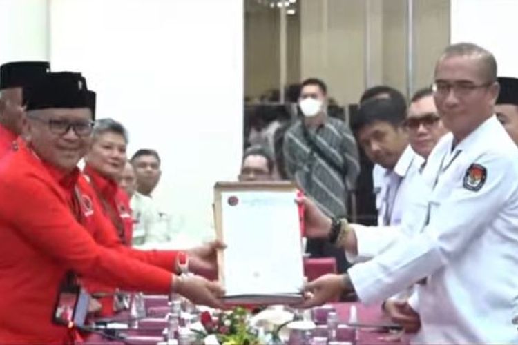 Sekjen PDI-P Hasto Kristiyanto menyerahkan berkas pendaftaran bacaleg peserta Pemilu 2023 ke Ketua KPU Hasyim Asy'ari.