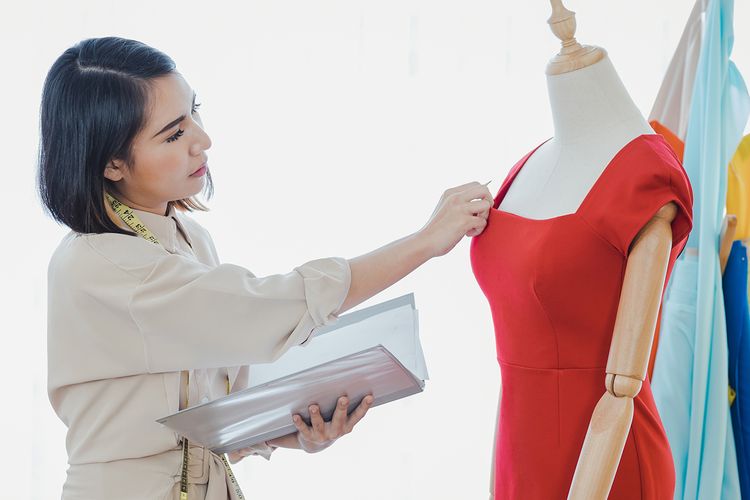 Ilustrasi proses QC pakaian di sebuah pemasaran retail.