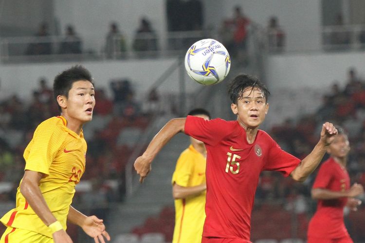 Aksi Dimas Juliono pada laga Timnas U-16 Indonesia vs China berlangsung di Stadion Utama Gelora Bung Karno dalam kualifikasi Piala Asia U-16 2020, 22 September 2019.