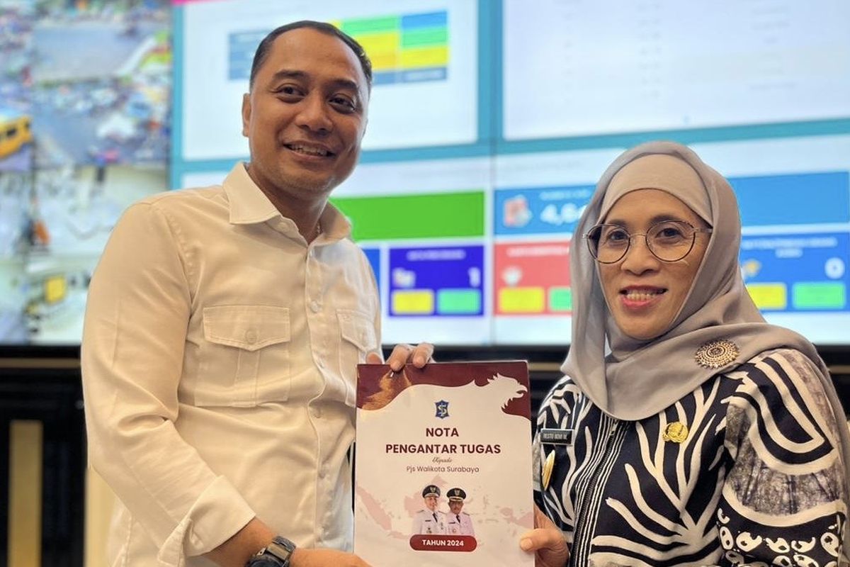 Eri Cahyadi, bersama Pjs Wali Kota Surabaya, Restu Novi Widiani, di Balai Kota, Selasa (24/9/2024).