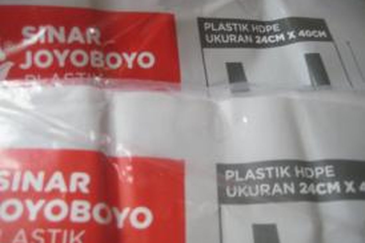 Kantong plastik berbahan HDPE atau high density polyethylene. Masyarakat mengenal kantong jenis ini sebagai kantong kresek. Kantong plastik HDPE berciri tahan panas, tak mudah jebol, tak berbau, dan tak berbintik.