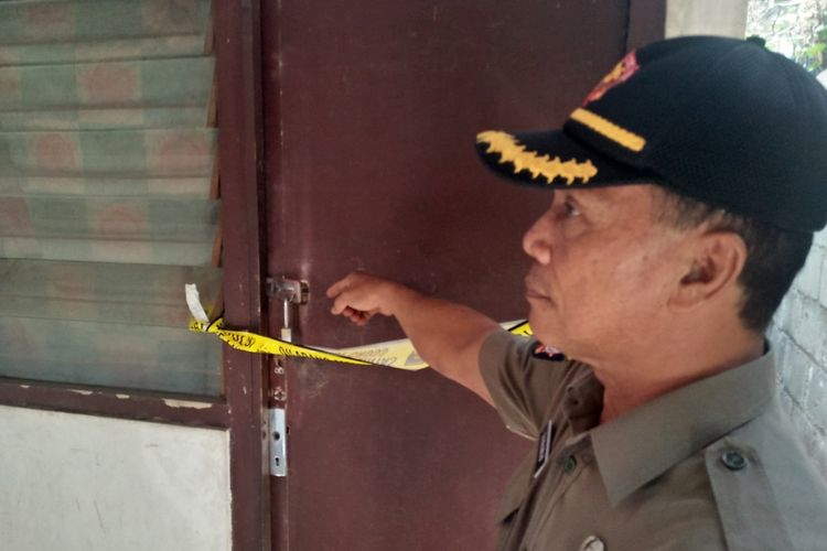 Salah seorang petugas dari Satpol PP, saat melihat lokasi mayat perempuan tanpa identitas di kamar kos, Senin (2/12/2019).