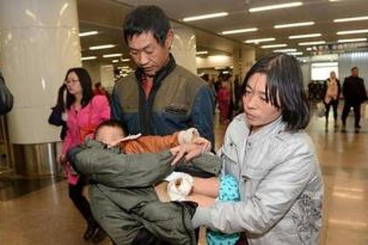 Qiang Qiang (3) bersama ayah dan ibunya tiba di sebuah rumah sakit di kota Luohe, China setelah penis bocah itu dipotong oleh bibinya.