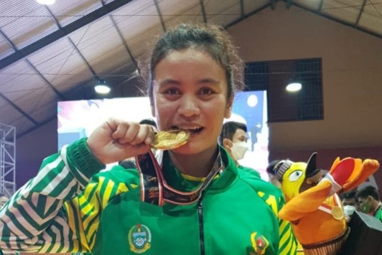 Rosalina Simanjuntak, mahasiswi Fakultas Ilmu Keolahragaan (FIK) Universitas Negeri Medan (Unimed) meraih medali emas pada PON XX di Papua. 