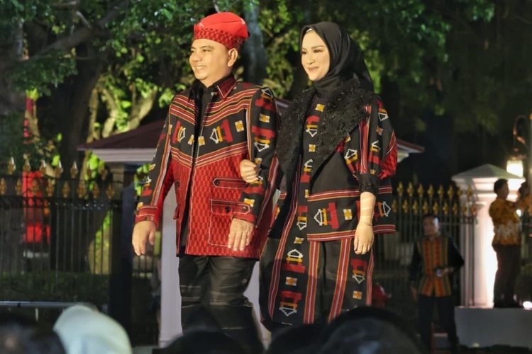 Perayaan Hari Batik Nasional di Istana Negara, Pj gubernur Sultra dan putrinya memakai kain tenun Buton Muna