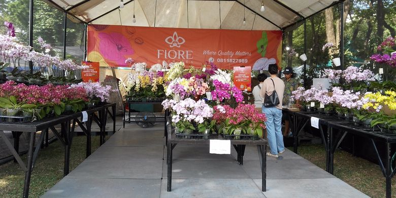 Stan yang menjual bunga di Pameran Flora dan Fauna (Flona) 2022. (KOMPAS.com/Louis Brighton Putramarvino)