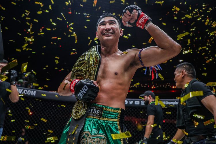 Petchmorakot Petchyindee sukses pertahankan gelar juara dunia ONE Featherweight Muay Thai usai menang atas Jimmy Vienot di Singapore Indoor Stadium, Jumat (21/5/2022).