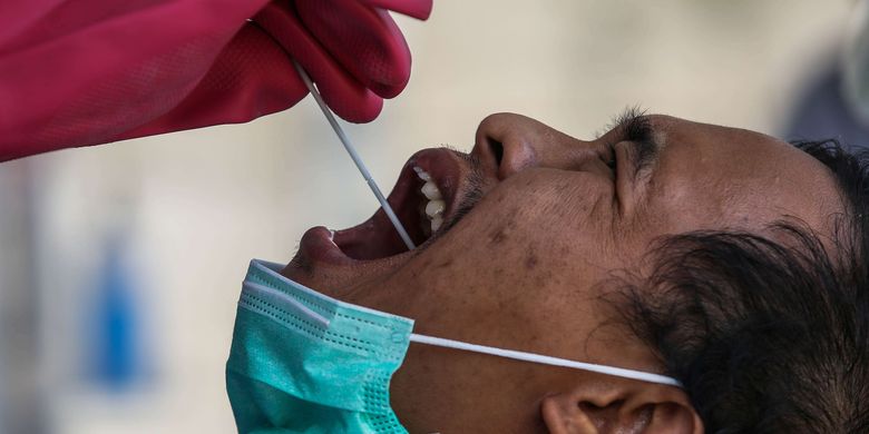 Tenaga kesehatan menggunakan alat pelindung diri (APD) mengambil sampel dengan metode swab test di GSI Lab (Genomik Solidaritas Indonesia Laboratorium), Cilandak, Jakarta Selatan, Rabu (30/9/2020). Untuk memutus rantai penularan Covid-19, Genomik Solidaritas Indonesia (GSI Lab) membuka laboratorium tes PCR berstandar Biosafety Level (BSL) 2+.