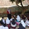 Ruang Kelas Rusak, Siswa SD Cianjur Belajar di Bawah Pohon