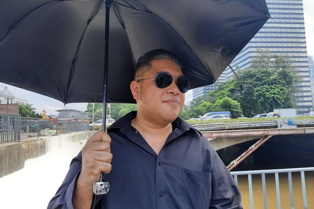 Wakil Ketua Fraksi DPRD DKI PSI Justin Adrian saat meninjau lokasi naturalisasi segmen Shangrilla-Karet, Jakarta Pusat, Rabu (12/2/2020)