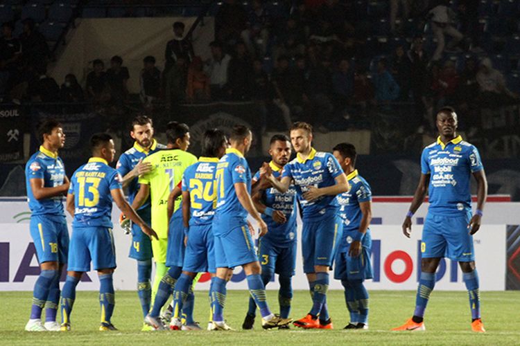 Para pemain Persib Bandung, berkumpul sebelum memulai pertandingan pekan pertama Liga 1 2019 menghadapi Persipura Jayapura, di Stadion Si Jalak Harupat, Kabupaten Bandung, beberapa waktu lalu. (KOMPAS.com/SEPTIAN NUGRAHA)