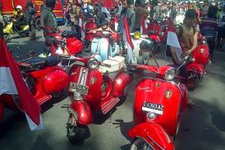 Dalam rangka memperingati HUT RI ke-68, tak kurang dari 1000 Vespa tua yang tergabung dalam Vespa Antique Club (VAC) melakukan pawai berkeliling kota Bandung, Sabtu (17/8/2013)