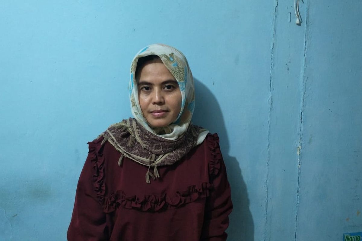 Muhimah (47), ibu dari Wisnu, salah satu korban kecelakaan skuter listrik GrabWheel di Asrama Polri Jatinegara, Jakarta Timur, Rabu (13/11/2019).