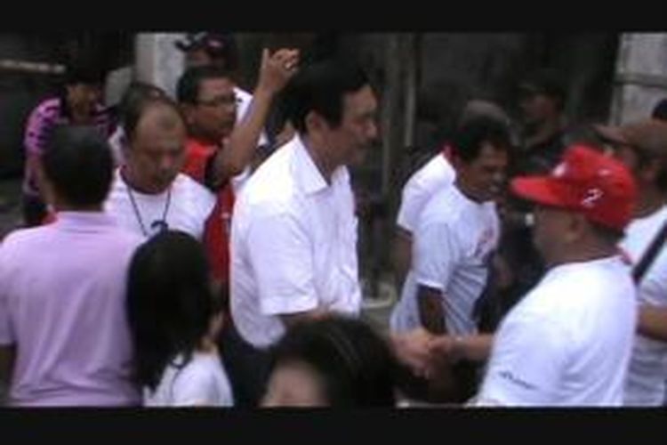 Timses Jokowi-JK, Jenderal (Purn) Luhut Panjaitan bersama politisi Partai Demokrat, Ruhut Sitompul mengunjungi Pasar Dwikora Pematangsiantar, Sumatera Utara, Rabu (2/7/2014), paska terbakar pekan lalu. Keduanya mengkampanyekan Jokowi-JK kepada warga dan pedagang korban kebakaran.