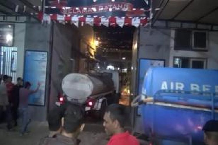 Mobil tangki air bersih dari PDAM Banda Aceh mengantar pasokan air bersih ke Lapas kelas IIA Banda Aceh. Krisi air bersih di lapas ini  membuat napi mengamuk dan melepari petugas dengan batu.*****K12-11