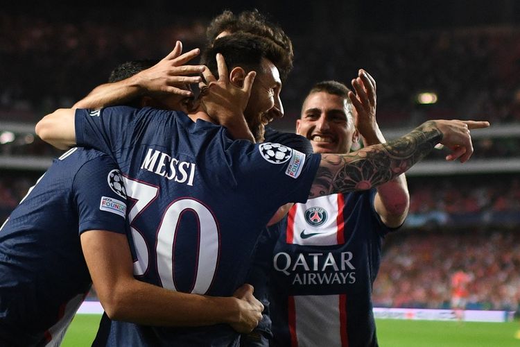 Megabintang Paris Saint-Germain (PSG) Lionel Messi beraksi dalam laga Liga Champions kontra Benfica, 5 Oktober 2022. 