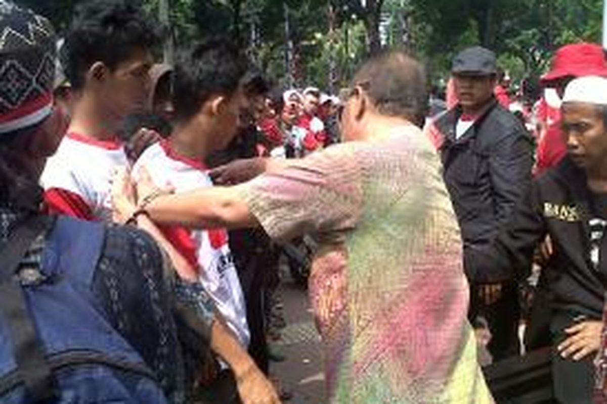 Massa pendukung Prabowo mengantre untuk meminta logistik makanan dari panitia di pagar Kementerian Koordinator Bidang Perekonomian, Jalan Medan Merdeka Barat, Jumat (15/8/2014).