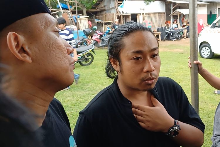 Komika Oki Rengga (kiri) dan Praz Teguh ditemui seusai pemakaman Babe Cabita di TPU Wakaf H Gani di daerah Cirendeu, Tangerang Selatan, Selasa (9/4/2024). 