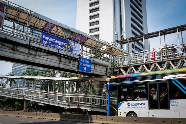 Warga melintasi jembatan penyeberangan orang (JPO) di Dukuh Atas, Jakarta, Sabtu (28/4/2018). Pemerintah Provinsi DKI Jakarta akan merombak 12 JPO di sepanjang Jalan Jenderal Sudirman hingga Jalan MH Thamrin.