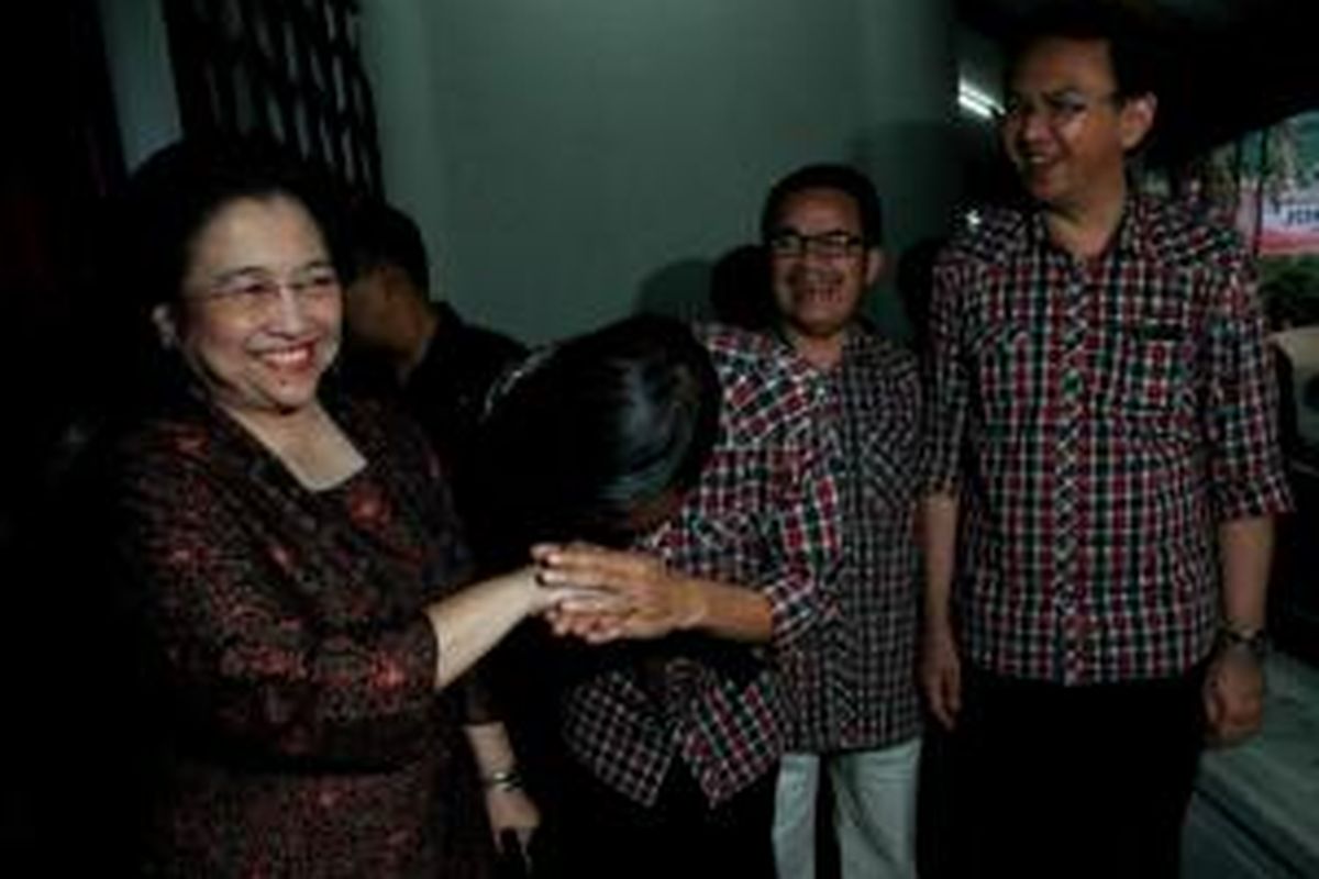 Megawati dan Jokowi -Mantan Presiden RI yang juga Ketua Umum DPP PDIP Megawati Soekarnoputri (kiri) mendapat salam dari Calon Gubernur DKI Jakarta, Joko Widodo (kedua kiri) disaksikan Gubernur Kalimantan Tengah Agustin Teras Narang (tengah), dan Calon Wakil Gubernur DKI Jakarta Basuki Tjahaja Purnama (Ahok), sebelum di mulainya acara silaturahmi Jokowi-Ahok dengan masyarakat Kalimantan di Jakarta, Minggu (29/4/2011). 