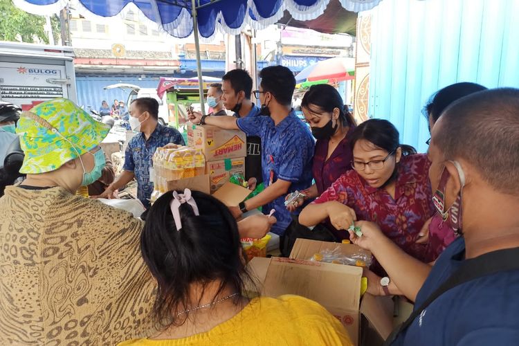 Warga yang didominasi kaum emak-emak menyerbu pasar murah yang digelar di Buleleng, Provinsi Bali, pada Selasa (1/3/2022).