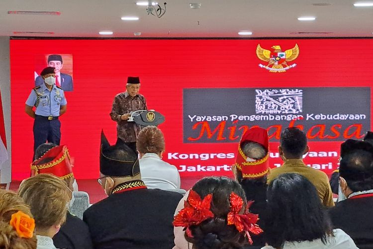 Wakil Presiden Ma'ruf Amin memberikan kata sambutan saat membuka acara Pra Kongres Kebudayaan Minahasa di Kampus Universitas Indonesia Salemba, Jakarta, Kamis (26/1/2023).