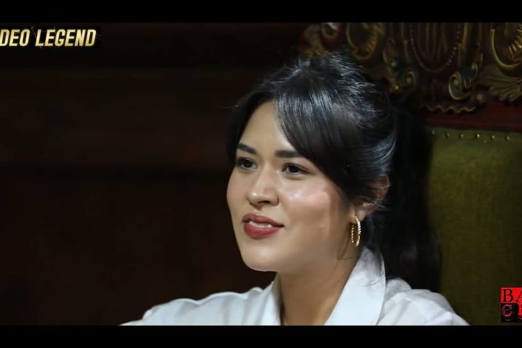 Raisa sedang berbincang dengan Ahmad Dhani. (Bidikan layar YouTube Video Legend). 