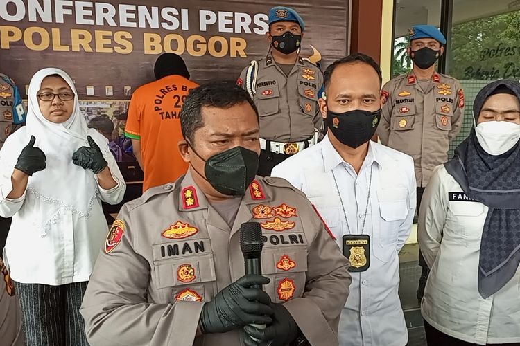 Kepolisian Resor Bogor merilis kasus pelecehan seksual sesama jenis di Mapolres Bogor, Cibinong, Kabupaten Bogor, Jawa Barat, Senin (7/2/2022).