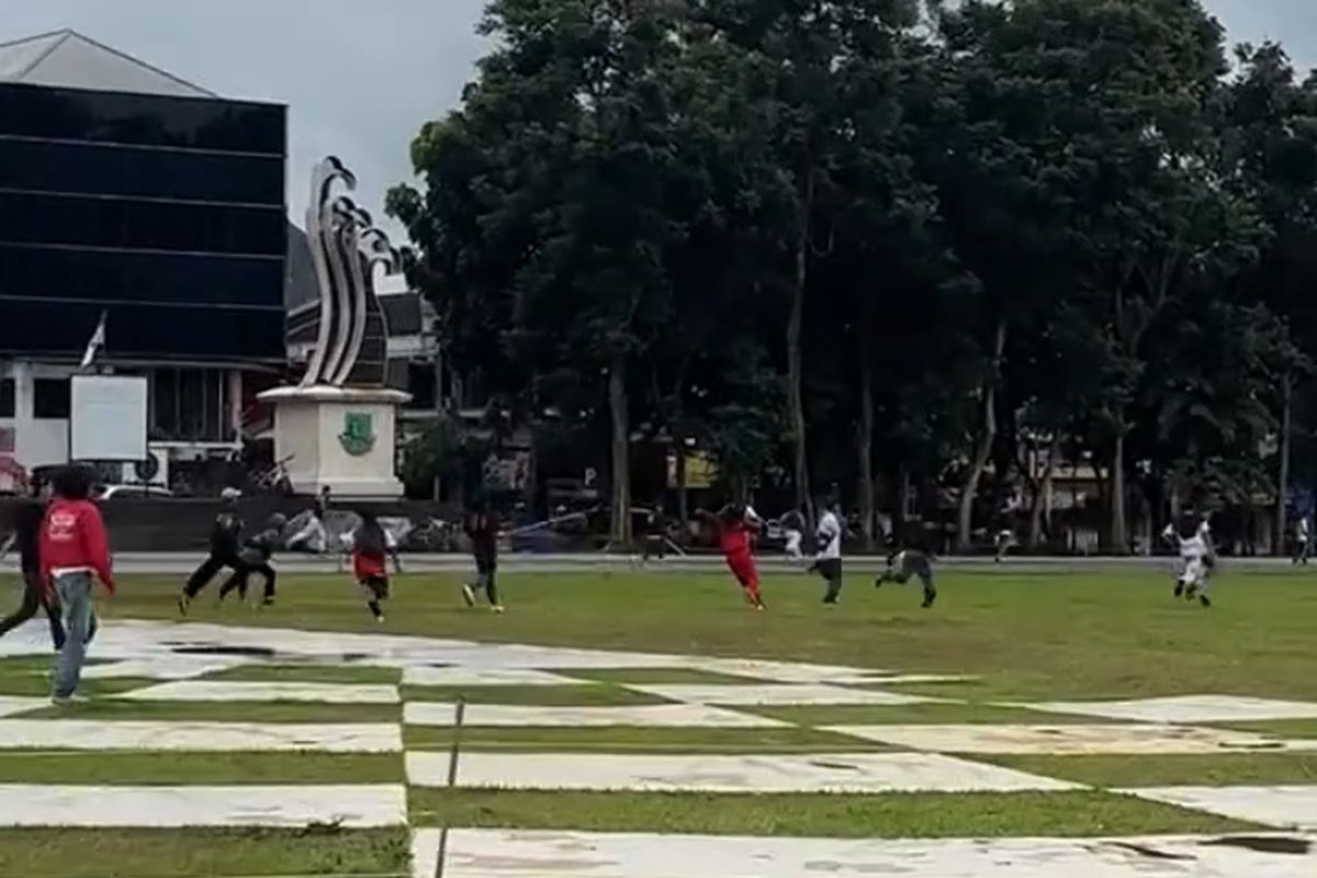 Tangkapan layar yang memperlihatkan aksi tawuran antar pelajar di Lapang Merdeka Kota Sukabumi pada Senin (20/1/2025) siang, Tawuran tersebut diduga melibatkan 2 SMK