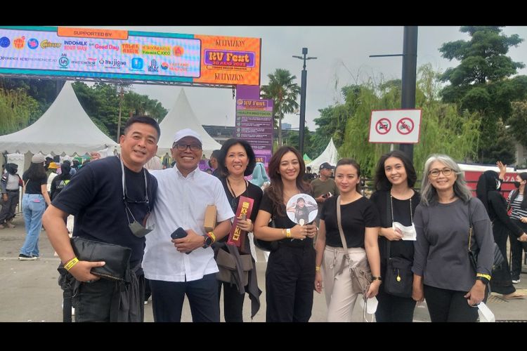 Ayah Dita Karang member SECRET NUMBER, Chandra Karang (kiri) dan ibu Dita Karang, Mega Puspa Arifin (ketiga dari kiri) bersama keluarga hadir di konser KV Fest yang menjadi panggung pertama SECRET NUMBER di Indonesia, di Tennis Indoor Senayan, Jakarta Pusat, Minggu (28/8/2022). 