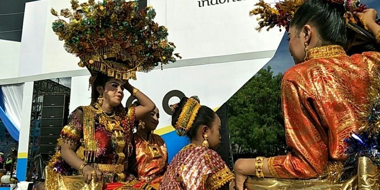 Kansodaa, prosesi adat masyarakat Wakatobi yang digelar saat perhelatan Wakatobi Wonderful Festival and Expo 2017 atau Wakatobi WAVE 2017 yang berlangsung pada 11 hingga 13 November 2017 di pelabuhan Panggulubelo, Pulau Wangi-Wangi, Kabupaten Wakatobi, Sulawesi Tenggara.