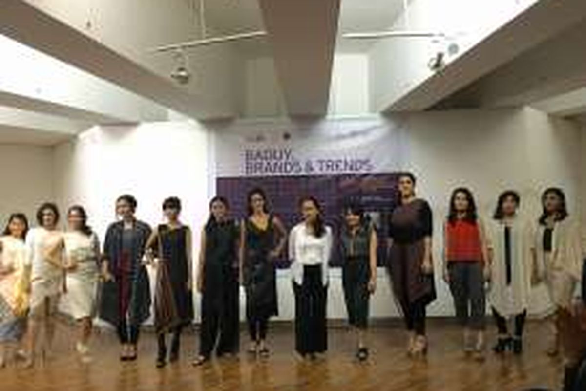 Pagelaran koleksi terbaru dari Riri Rengganis bertemakan 'Baduy Trasnposed' dalam acara Baduy, Brands & Trends di Institut Teknologi Bandung, Sabtu (3/9/2016). 