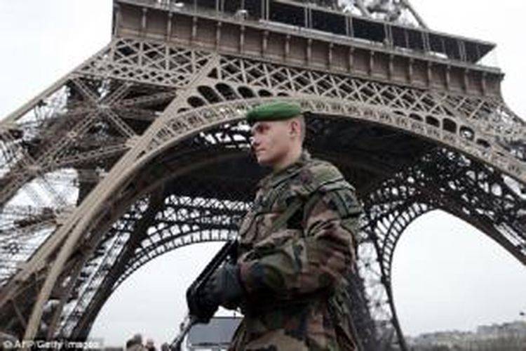 tentara perancis bersenjata lengkap bersiaga di Paris