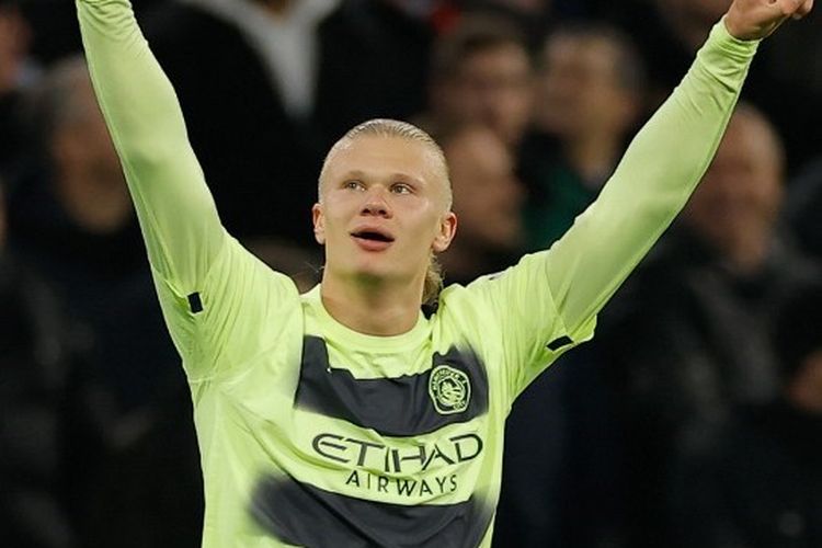 Striker Norwegia, Erling Haaland, berselebrasi bersama rekan setimnya usai mencetak gol pembuka Man City dalam laga kontra Bayern Muenchen pada leg kedua perempat final Liga Champions 2022-2023. Laga Bayern vs Man City bergulir di Stadion Allianz Arena pada 19 April 2023. Artikel ini berisi daftar top skor Liga Champions. (Foto oleeh Odd ANDERSEN / AFP)