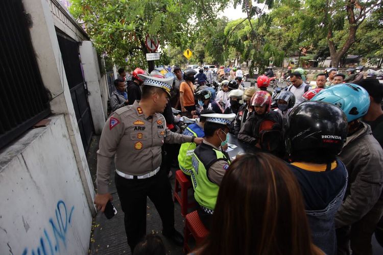 Satlantas Polrestabes Surabaya melakukan razia lalu lintas untuk mengantisipasi aksi curanmor di Surabaya, Selasa (16/5/2023).