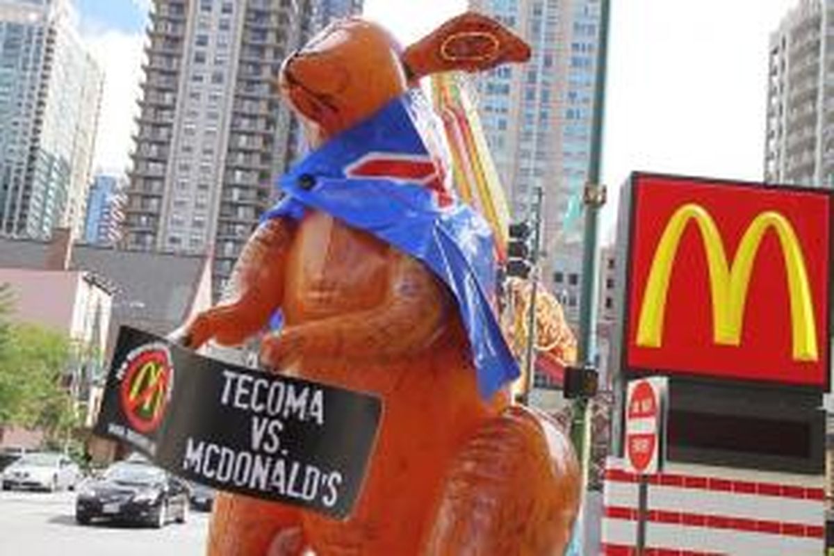 Balon Kangguru yang digelar warga Tecoma, Australia yang berunjuk rasa di depan kantor pusat McDonald di Chicago.