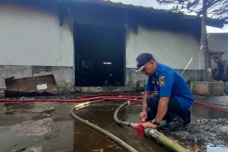 Pemadam kebakaran berhasil menjinakkan api di sebuah bangunan dalam area pabrik wig atau rambut palsu PT Sung Chang Indonesia (SCI), Kalurahan Triharjo, Kapanewon Wates, Kabupaten Kulon Progo, Daerah Istimewa Yogyakarta.