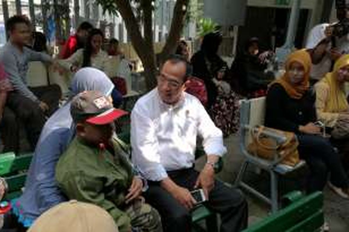 Menteri Perhubungan Budi Karya Sumadi berbincang dengan penumpang KA di Stasiun Tugu, Yogyakarta, Sabtu (6/8/2016).