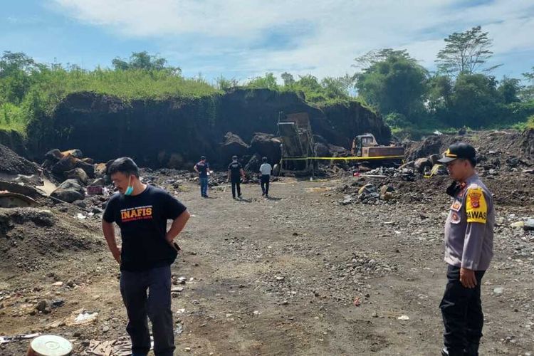 Alat berat tambang liar dipasang garis polisi saat digelar olah TKP oleh Tim Inafis Satreskrim Polresta Tasikmalaya di lokasi tewasnya seorang sopir saat dilakukan penambangan pasir di Karikil, Mangkubumi, Kota Tasikmalaya, Rabu (23/3/2022).