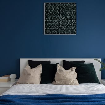 Ilustrasi kamar tidur dengan nuansa warna biru tua. 