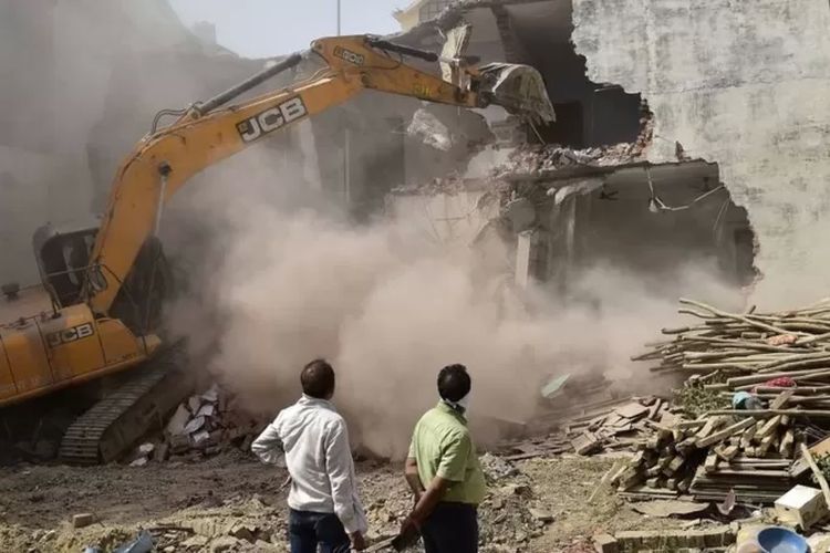 Ekskavator menghancurkan rumah politisi yang juga pemuka agama Islam di Uttar Pradesh, Javed Ahmad.