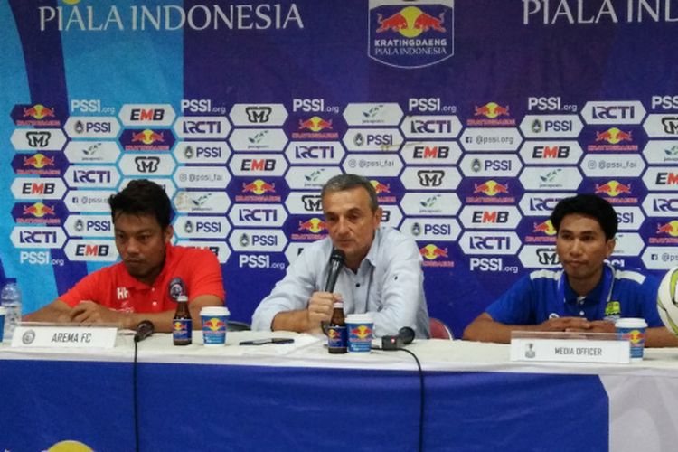 Pelatih Arema FC Milomir Seslija bersama kapten Arema Hamka Hamzah saat hadir dalam konferensi pers usai laga kontra Persib di Graha Persib di Stadion Si Jalak Harupat, Kabupaten Bandung, Senin (18/2/2019).